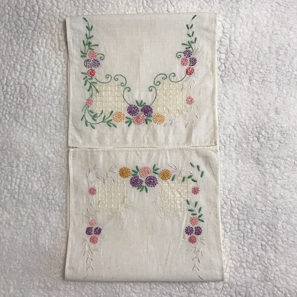 Vintage Hand-Embroidered Linen - Picture 3 of 7